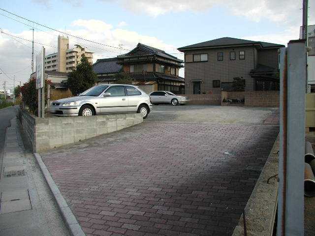 仲原　原駐車場