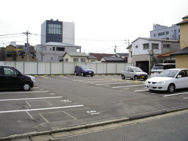 上牟田吉本事務所駐車場